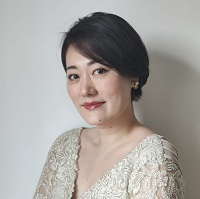 湯川亜也子（ドラベッラ／メゾソプラノ）Ayako Yukawa (Dorabella) soprano